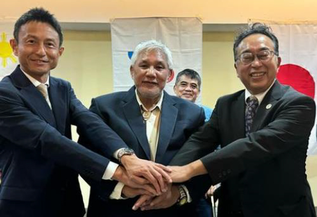 Center: Faustino Olowan, Baguio City Vice Mayor Right: Sakamoto, JICA Philippines Chief Representative